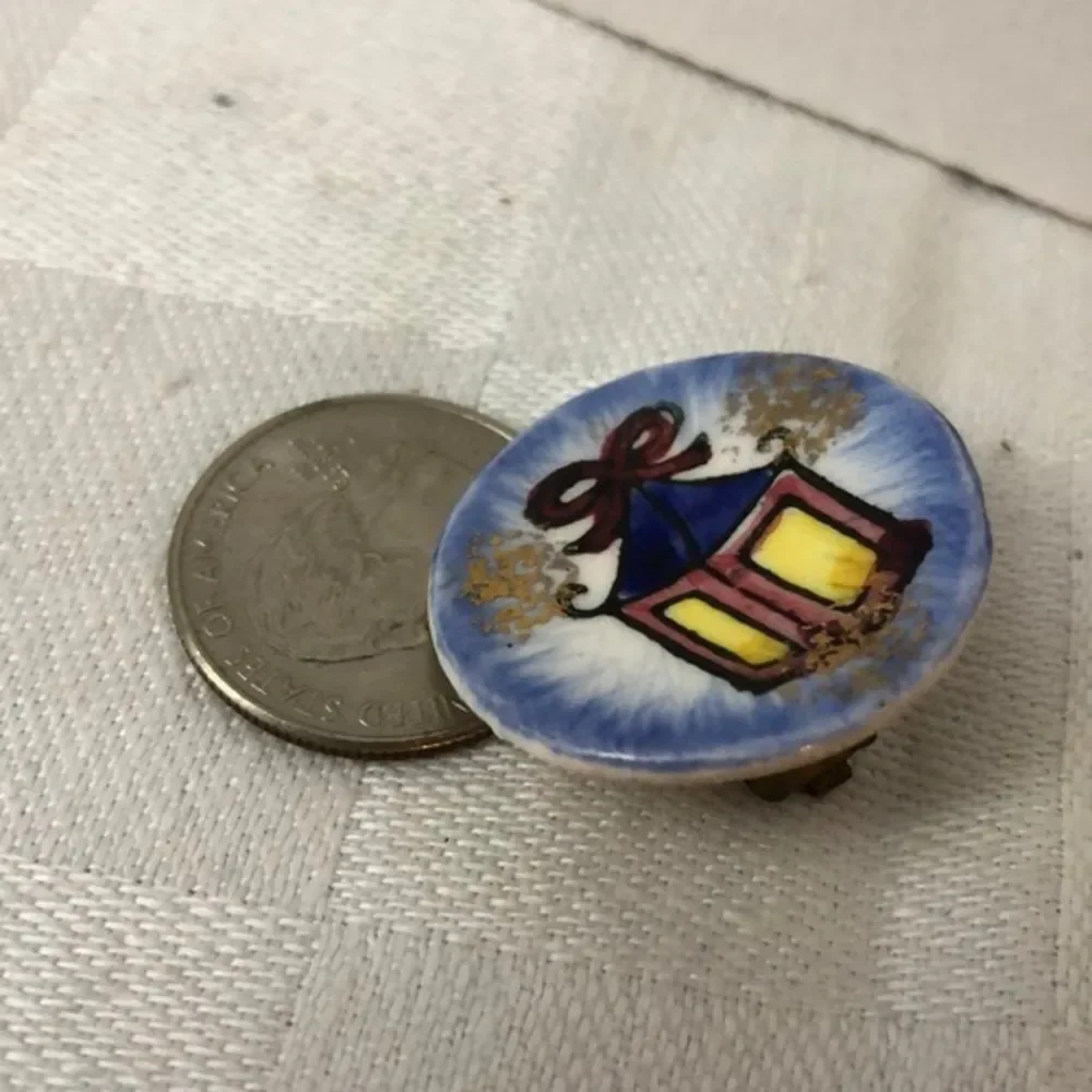 1950’s ceramic tiny art clip earring.